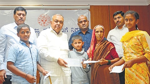 Transport Minister Ramalinga Reddy hands over compensation to the family of a KSRTC staffer in Bengaluru on Saturday