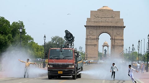 An anti-smog gun spraying water to curb air pollution in New Delhi.