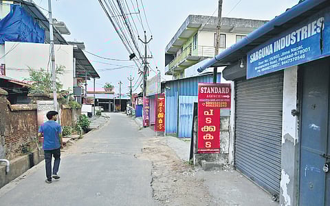 Jinnah Nagar, a once residential area and now a commercial region, lies adjacent to the bustling Valiyangadi area.
