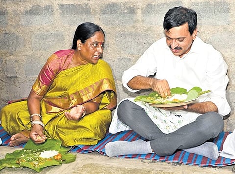 Ministers Ponguleti Srinivasa Reddy and Konda Surekha have lunch at the residence of a fine rice scheme beneficiary at BR Nagar, GWMC limits