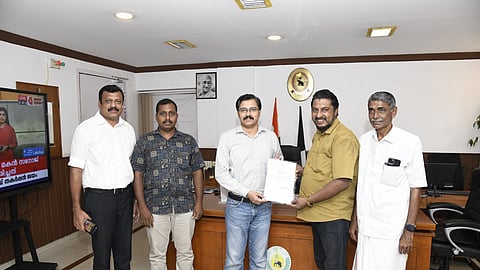 Sudheer Buhari (in khaki shirt) receiving a certificate of appreciation from Ernakulam Rural Police Chief Vaibhav Saxena