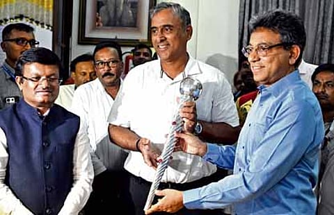 Maheshwar Rao takes charge as new chief commissioner of of Bruhat Bengaluru Mahanagara Palike (BBMP) replacing Tushar Giri Nath, at the Palike head office on Wednesday.