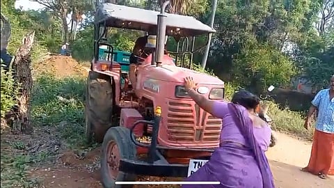 Jyothilakshmi stood in front of the tractor and blocked it. Due to this, Thangavel allegedly tried to ram the tractor into her and threatened to kill her.