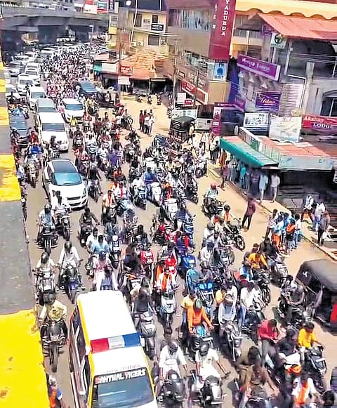 VHP members take the body of Suhas Shetty to his hometown in Bantwal in a massive procession