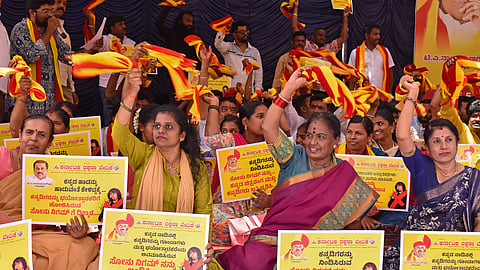 Leaders and members of the Karnataka Rakshana Vedike staged a protest condemning singer Sonu Nigams remarks about the Kannada language in Bengaluru.