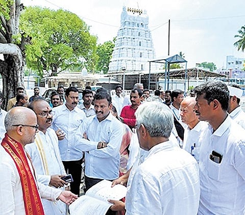 During an inspection of the Srivarimettu route, the EO, accompanied by Additional EO Ch Venkaiah Chowdary and JEO V Veerabrahmam, responded to complaints about challenges faced by pilgrims
