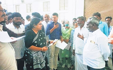 They urged the Tobacco Board to intervene to secure better prices through ongoing auctions.