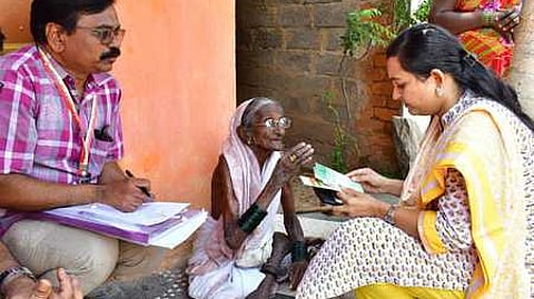 DC Divya Prabhu inspects the progress of the survey being conducted to collect data related to Scheduled Caste communities in Dharwad.