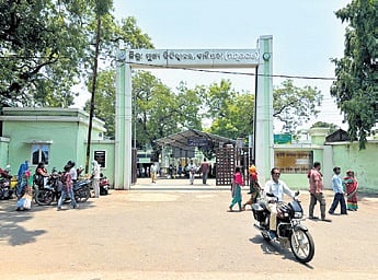 MCH staff up in arms as peon manages duty roster