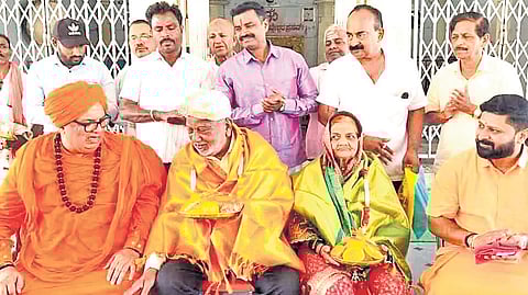 Chandrashekhar Shivacharya Swamiji of Hukkeri Mutt and Pavadeshwara Swamiji felicitate the in-laws of Col Sofiya Qureshi in Konnur on Saturday