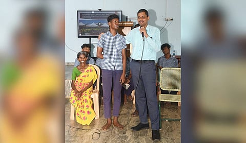 Balamurugan and his mother Valliammal interacting with Collector
K Elambahavath on Saturday