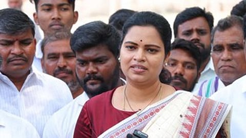 Vidadala Rajini addressing a press conference in Narasaraopet.