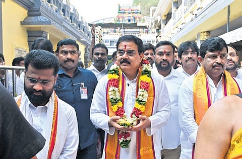 Minister N Manohar offers prayers at Durga temple