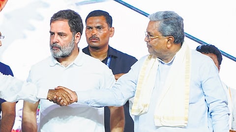 Chief Minister Siddaramaiah greets AICC president Mallikarjun Kharge, as Leader of the Opposition in the Lok Sabha Rahul Gandhi looks on, at the Congress government’s two-year Samarpane Sankalpa in Hosapete on Tuesday
