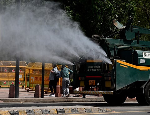 Anti-smog guns spray water droplets to curb air pollution in New Delhi