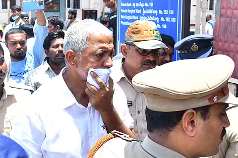 ExpressGannavaram former MLA Vallabhaneni Vamsi Mohan was admitted to Kankipadu GGH after he suffered breathing related problems on Friday night. Following the instructions from higher officials, Kankipadu police rushed him to the hospital.