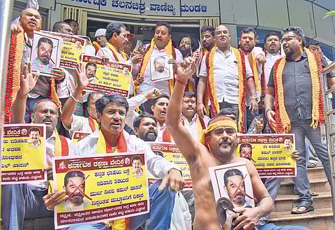 Members of the Kannada Raksha Vedike stage a protest against actor Kamal Haasan for his remarks on Kannada at KFCC in Bengaluru, on Thursday.
