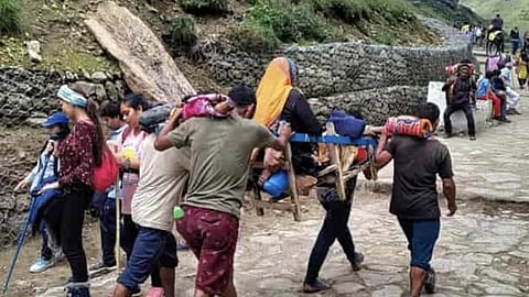 Equally vital on the Kedarnath Dham trekking route are the 'Dandi-Kandi' (palanquin) services, which cater to devotees unable to walk.