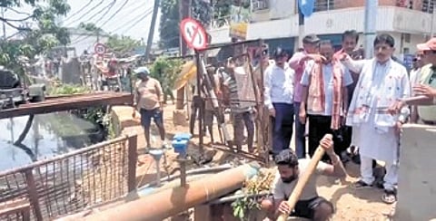 Minister Krushna Chandra Mahapatra taking stock of the drain cleaning work at Rausapatna in the city on Monday.