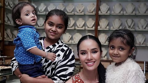 Suchata uploaded a picture of herself with the three girls, taken during a visit to their shop near Charminar.