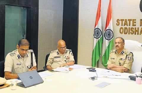 DGP YB Khurania in discussion with the senior police officers.