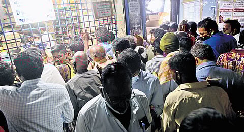 People flock to a Tasmac shop in Tamil Nadu.