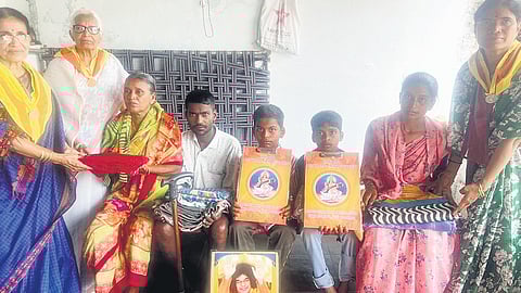 Nalgonda town Satya Sai Seva Samithi members hand over essential commodities to M Satheesh’s family on Tuesday.