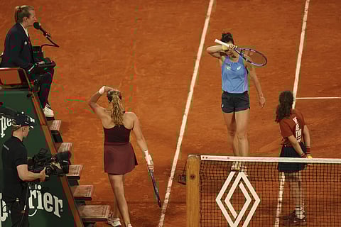 France's Loïs Boisson, centre right, and Russia's Mirra Andreeva attend a break during their quarterfinal match of the French Tennis Open at the Rolland -Garros stadium in Paris, Wednesday, June 4, 2025.