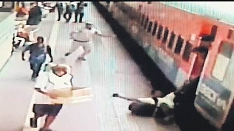 The footage has drawn widespread praise, highlighting the crucial role played by ground-level personnel in ensuring passengers’ safety.