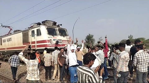Gurjar youth who opposed the decision blocked the Mumbai-Delhi railway track and stopped the Kota-Mathura passenger train in the evening.