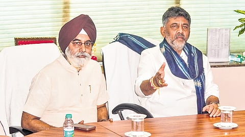 Deputy Chief Minister D K Shivakumar discusses Municipal Corporation of Delhi’s improved solid waste management practices with Delhi Mayor Raja Iqbal Singh on Monday.