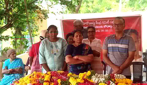 CPI Maoist leader Akkiraju Haragopal’s wife Sireesha pays last respects to T Sudhakar on Monday.