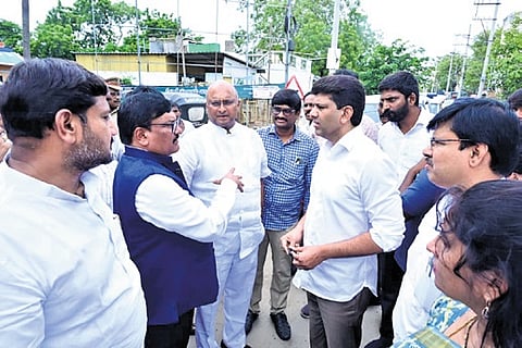 Dr Pemmasani, along with Guntu Mayor Kovelamudi Ravindra, GMC Commissioner Puli Srinivasulu, and other officials, inspected key routes including the Inner Ring Road to Reddypalem