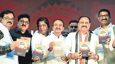 TPCC president Mahesh Kumar Goud, BJP MP Eatala Rajender and other leaders during the unveiling of ‘OBC Porubata’, written by IAS officer Narahari Parikipandla and advocate Pruthviraj Singh, at Suravaram Pratapa Reddy Telugu
University in Hyderabad on Saturday
