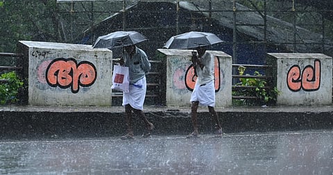 Heavy Rain Lashes out in Kozhikode city on Sunday.