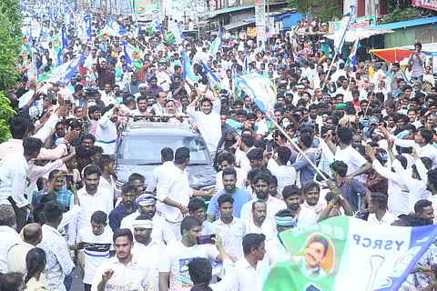 Crowd present during the visit of former CM and YSRC president Jagan Mohan Reddy to Palnadu.