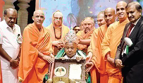 Former prime minister HD Deve Gowda is conferred the Sri Ganga Sri Purusha award by Adi Chunchanagiri Mutt seer Sri Nirmalanandanatha Swamiji.