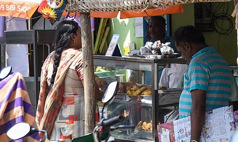 Despite FSSAI’s warning that toxic ink chemicals can leach into hot or greasy food, tea stalls and bakeries across the city persist, with shopkeepers citing cost pressures.