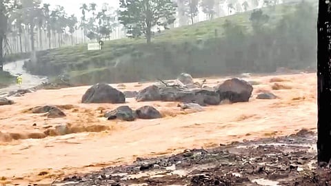 Heavy rainfall at Wayanad Mundakkai region on Wednesday