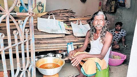 Haldhar Nag selling Raag Chana Ghuguni in Ghens village