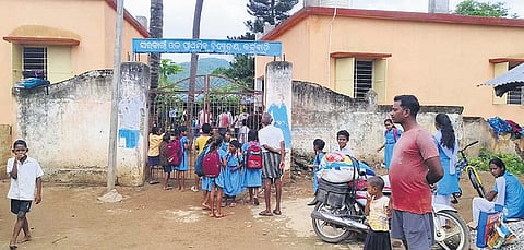 Villagers locked the school gate in protest. Subsequently, teachers arrived at the scene and tried to pacify the agitators.