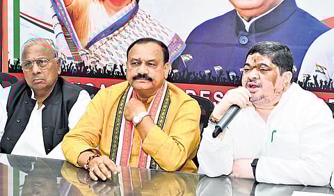 Tranport Minister Ponnam Prabhakar, along with senior Congress leaders, chairs a meeting with city leaders at Gandhi Bhavan, Hyderabad, on Sunday