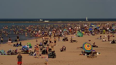 People should also not smoke within a 10 metres radius of schools, swimming pools, libraries and other places that hurt minors.