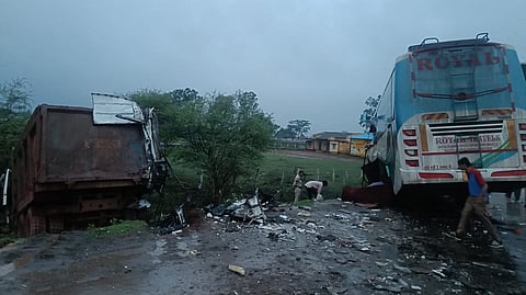 A police team from Abhanpur rushed to the spot, shifted the injured to a local hospital.