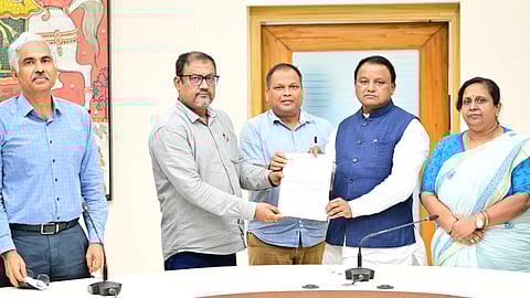 OAS Association members meet CM Mohan Charan Majhi in connection with the attack on the senior officer.