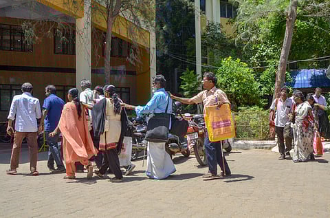 Around 10 visually impaired persons petitioned the Tirunelveli district administration on Monday during the grievance redressal meeting, alleging that officials failed to distribute smartphones to them after promising to do so and bringing them to Minister K N Nehruâ?Ts function on Saturday.