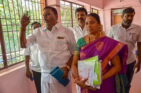 AIADMK councillors S Amudha and Chandrasekar staged a walkout from the Tirunelveli Corporation meeting on Monday, condemning the Mayor's alleged unparliamentary remark.