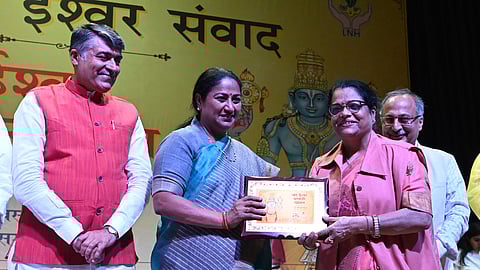 CM Rekha Gupta presents award to doctors on National Doctors’ Day.