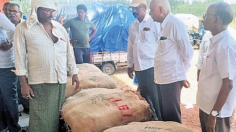 Dr. Kolla Rajamohan of the Nallamada Rythu Sangham inspected the tobacco procurement centre at Parchur market yard in Bapatla district.