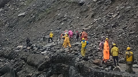 Police sources confirmed that the Munkatia sliding zone was inundated with a large volume of debris and stones, rendering the route impassable and forcing authorities to halt the pilgrimage.